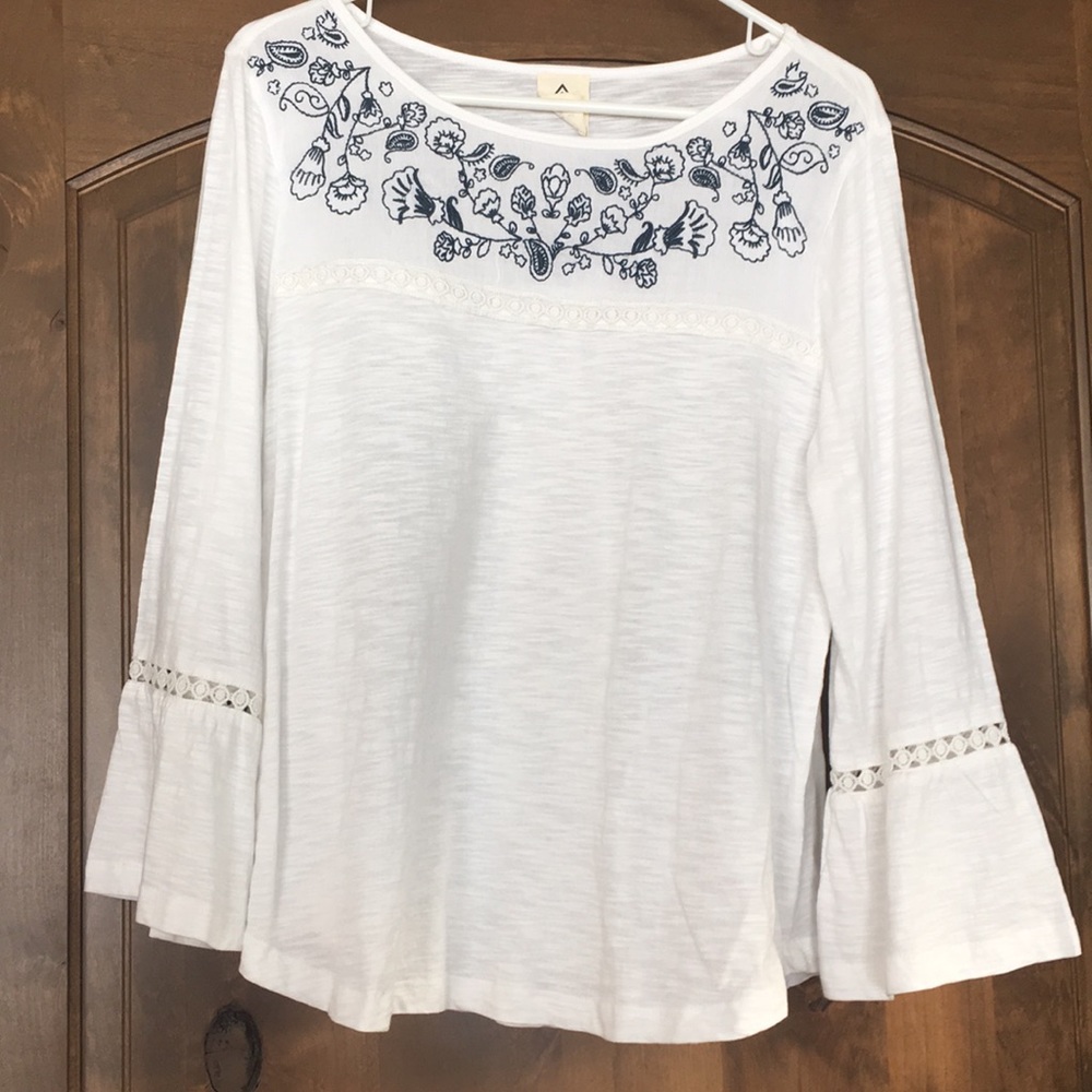 Long sleeve lightweight top with navy blue stitch